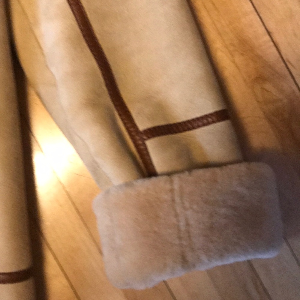 Luxurious Italian Sheepskin Fur Coat - Picture 3 of 9